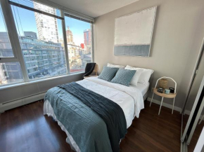 Modern spacious Apt plus Solarium and Den in Downtown Vancouver with Parking and Pool